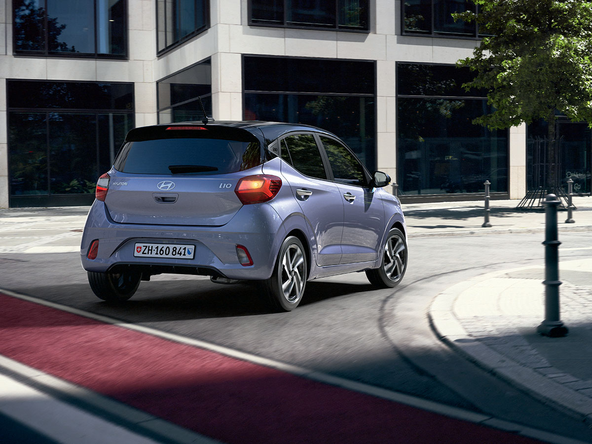 La Hyundai i10 roulant sur une route en ville