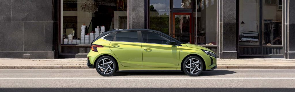 Une Hyundai i20 verte de profil