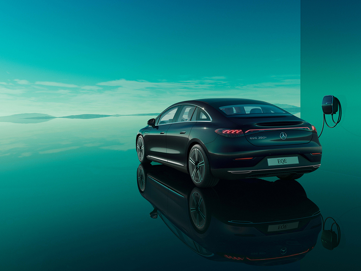 Mercedes EQE Berline noir arrière